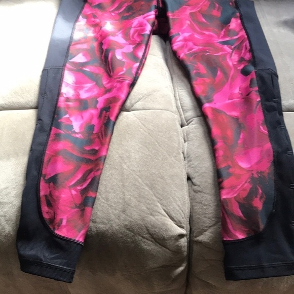 Calia floral Capri tights w mesh and calf cutouts - Picture 8 of 8